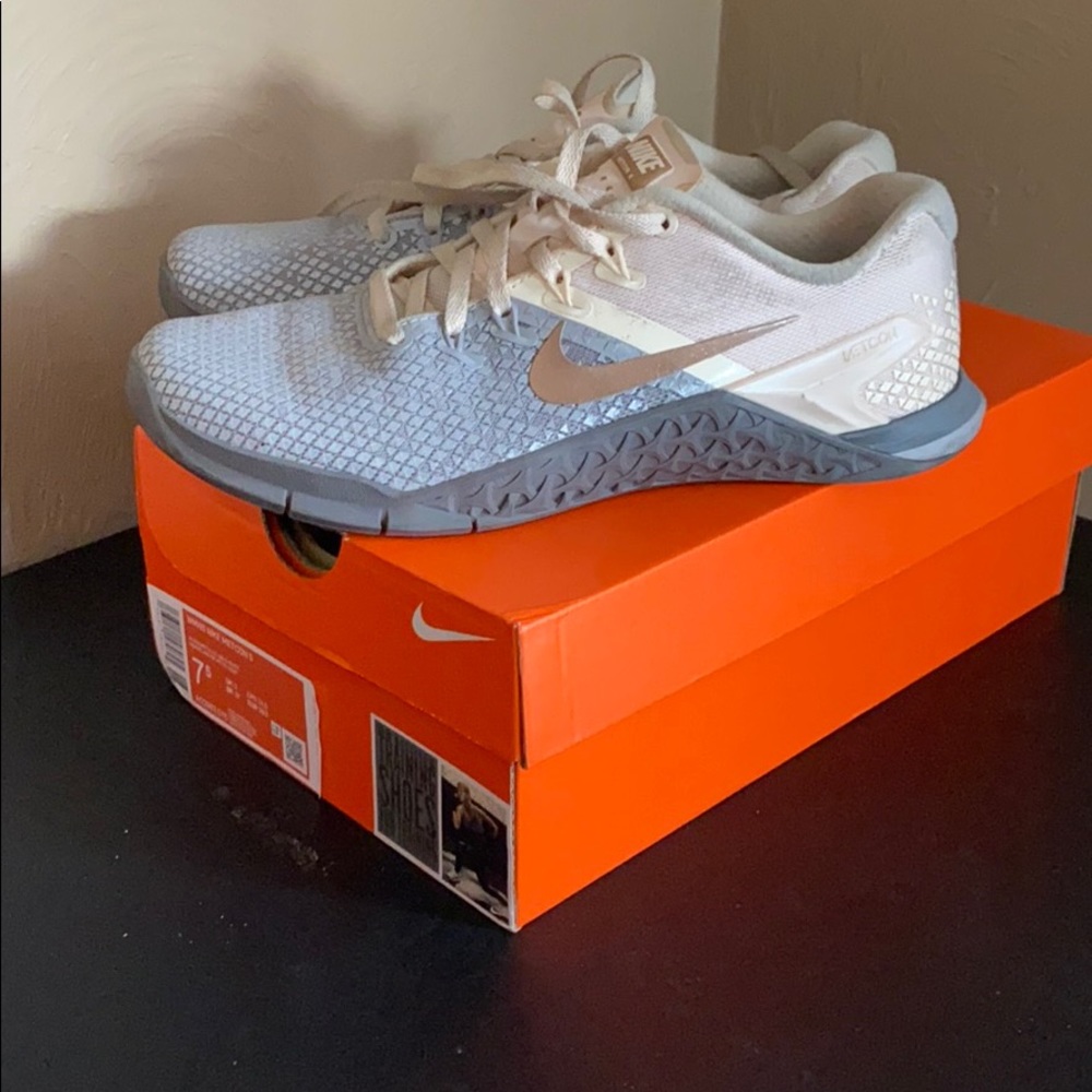 Nike Women’s MetCon Sz 7.5 w metallic swoosh